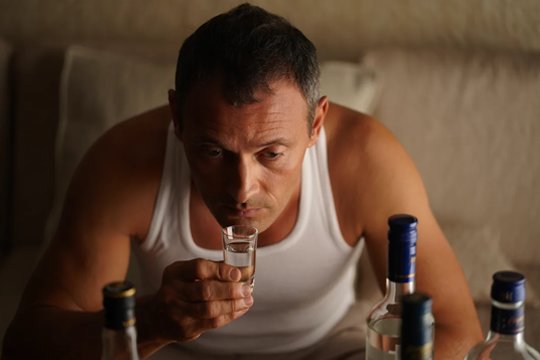 Алкогольный психоз Мужчина-алкоголик