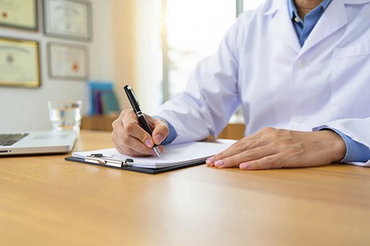 Лечение алкогольного психоз Врач делает запись в документах