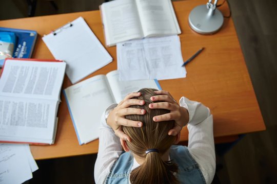 Поводы для обращения к врачу Девушка не справляется с учёбой