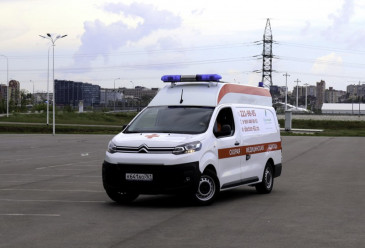 Машина скорой помощи на парковке